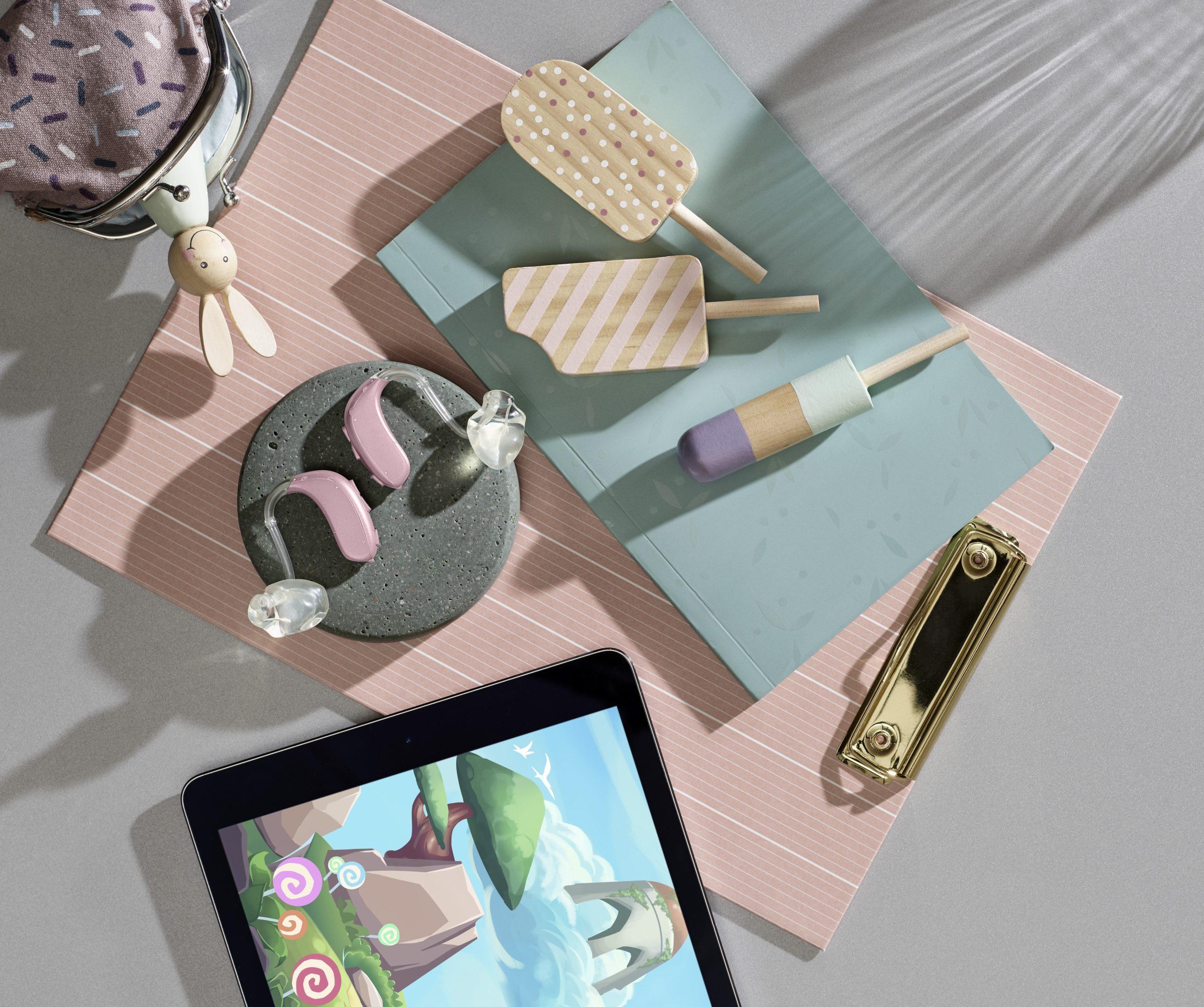 Oticon Xceed Play Still life BTE SP iPad Pastels AS 50092 scaled e1688507390627